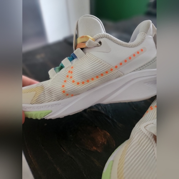 Nike White and Green Sneakers for Active Lifestyle - Picture 5 of 5